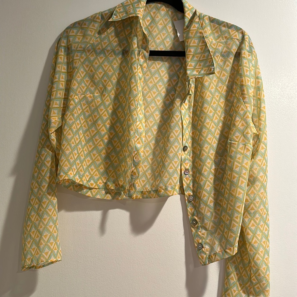 Crop flowey button down